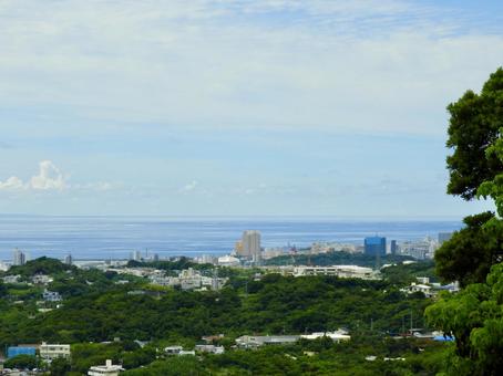中城城跡から遠望する中頭郡北谷町市街地 中城城跡から遠望する中頭郡北谷町市街地 北谷町,東シナ海,リゾートの写真素材