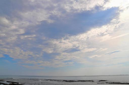 白浜の海　雲の多い空　太陽 海,海岸,岩の写真素材
