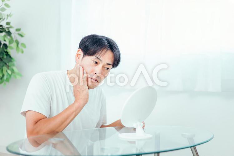肌に悩む男性（ヒゲ・考える） メンズ美容,乾燥肌,髭脱毛の写真素材