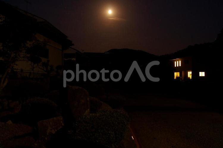 月明かりのほうが 月,夜空,景色の写真素材