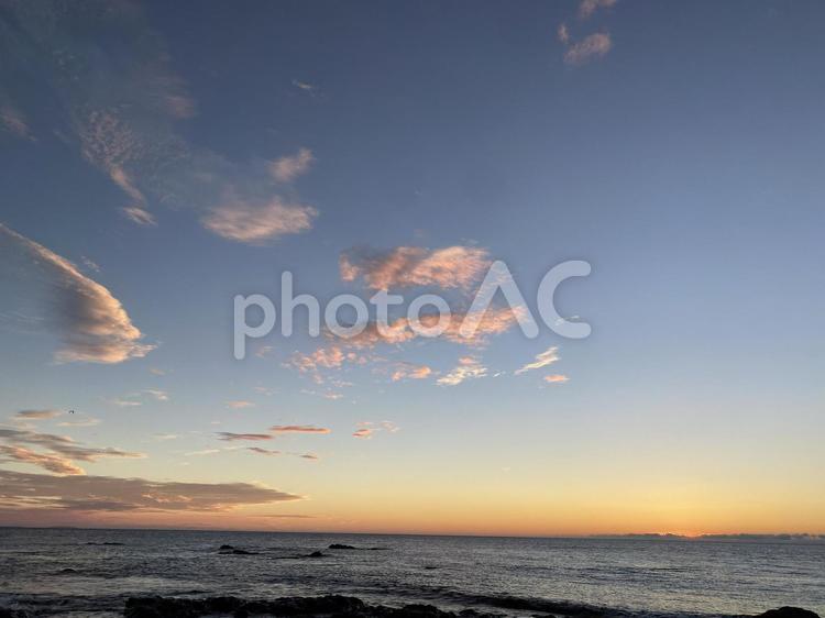 夕焼けの海岸 北海道,海,夕焼けの写真素材