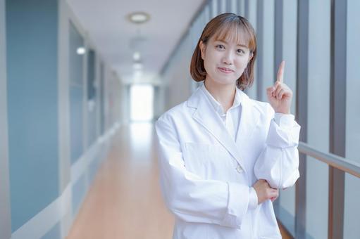 指差す女医 指差す女医 女性,白衣,医療の写真素材