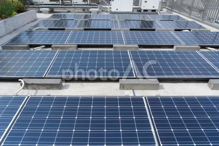 ビルの屋上に設置をしているソーラーパネル ソーラーパネル,太陽光発電,メンテナンスの写真素材