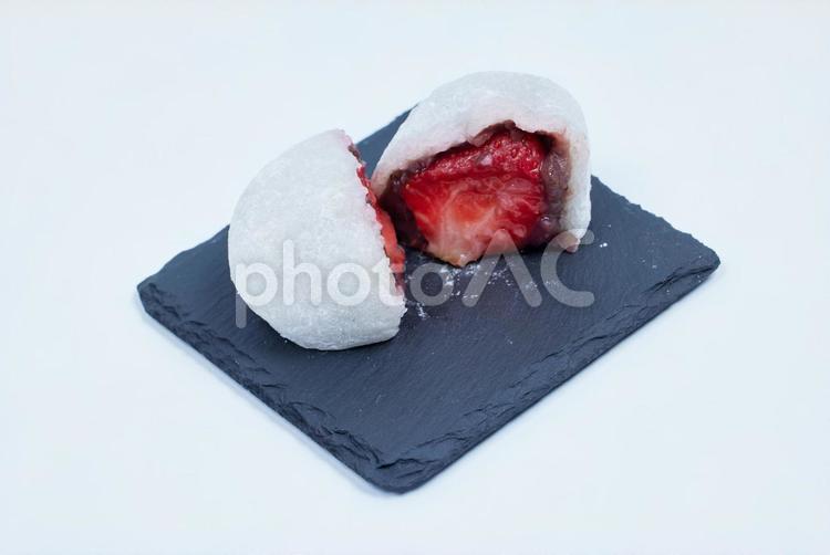 季節の和菓子　イチゴ大福 苺大福,イチゴ大福,いちごだいふくの写真素材