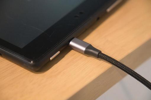 充電中のタブレット タブレット,モバイル端末,デジタルデバイスの写真素材