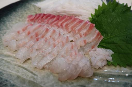 丸皿に盛り付けた鯛の刺身(アップ) 丸皿に盛り付けた鯛の刺身(アップ) タイ,真鯛,白身の写真素材