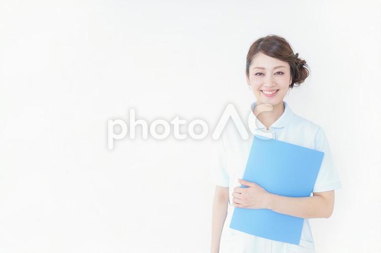書類を持つ看護師 紙資料,笑顔,検診の写真素材
