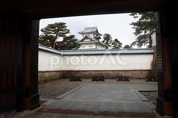 金沢城河北門（国重要）から菱櫓を覗く 国指定重要文化財,菱櫓,金沢城の写真素材