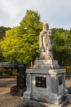 孔子の石像⑴ 孔子の石像⑴ 石像,孔子,木々の写真素材