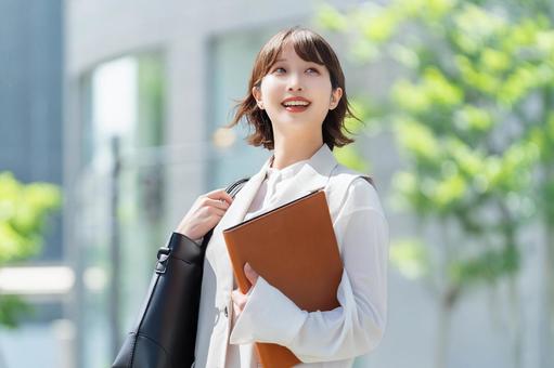 オフィス街を歩く女性・ビジネスウーマン 女性,歩く,仕事の写真素材