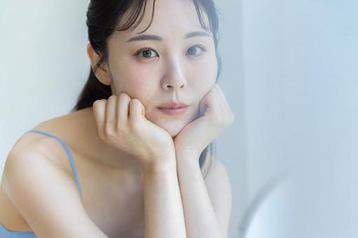 スキンケアをする女性 スキンケアをする女性 美容,ビューティー,女性の写真素材