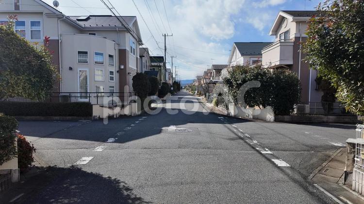 住宅街のなかにある十字路 住宅,空,晴れの写真素材