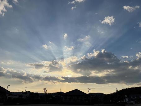 地平線に降り注ぐ希望の光 自然,空,太陽の写真素材