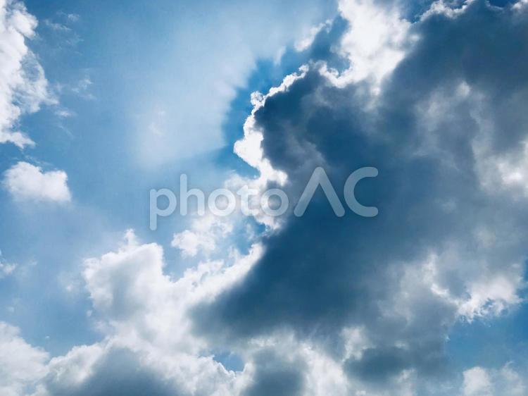 青空と雲、梅雨明けの空模様 空,青空,ブルースカイの写真素材