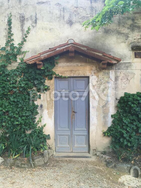 玄関屋根とブルーグレーの扉（イタリア） 玄関屋根,雨よけ,入口の写真素材