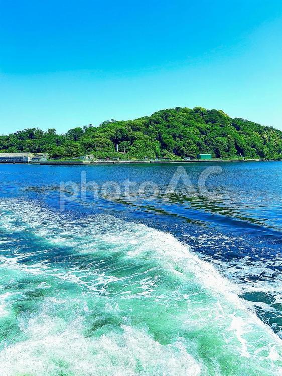 横須賀の海上の波と山の写真素材2 海,海上,波の写真素材
