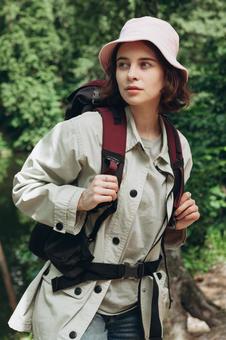 道を歩く女性キャンパーの写真