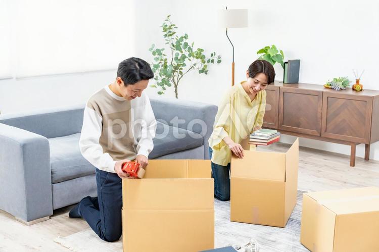 荷造りをする夫婦 移転,部屋,引越しの写真素材