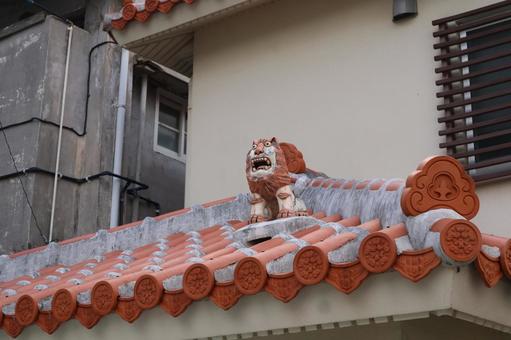 瓦屋根のシーサーと沖縄の風景 シーサー,屋根瓦,沖縄の写真素材