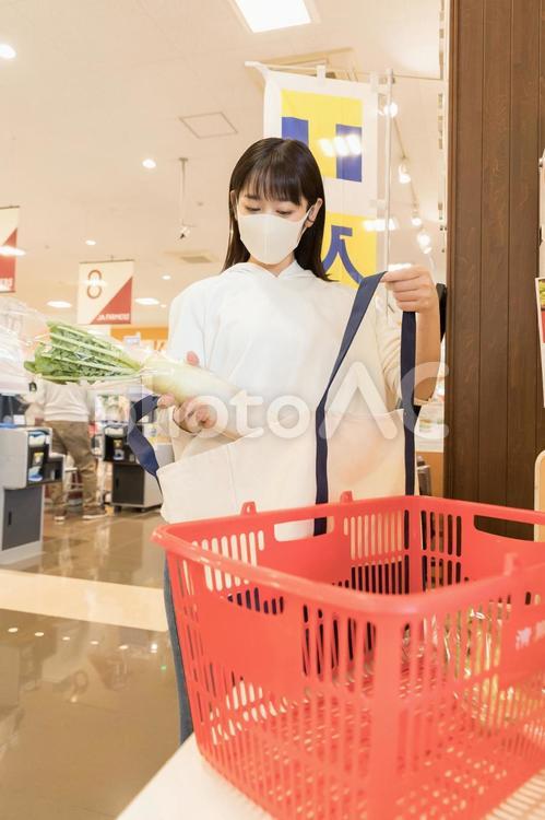 スーパーで買い物袋に商品を詰める女性 スーパー,女性,日本人の写真素材