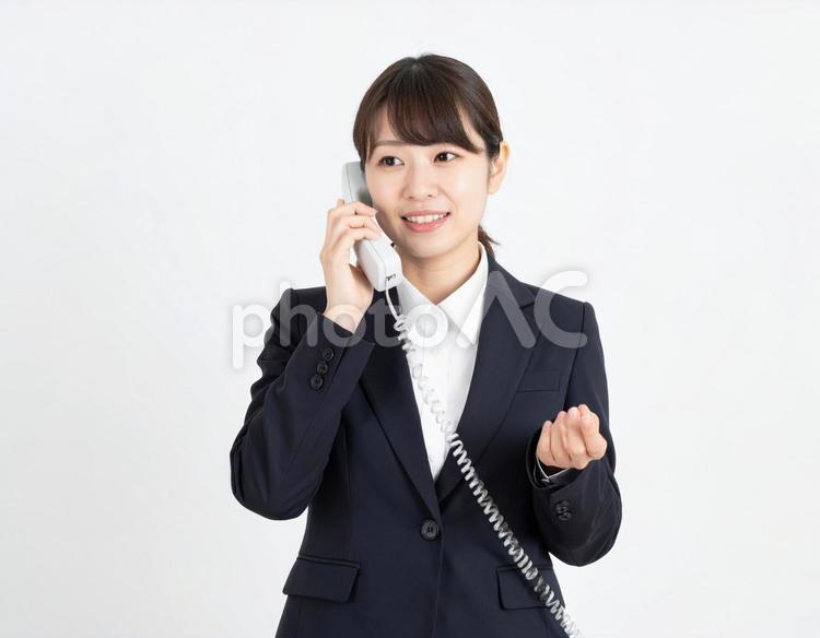 電話の受話器を持って通話している女性 電話,女性,通話の写真素材