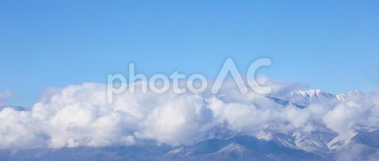 冬、雲がかかる雪の北アルプス 冬,北アルプス,雪の写真素材