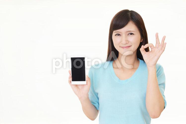 スマートフォンを持つ笑顔の女性 女性,スマートフォン,女の写真素材
