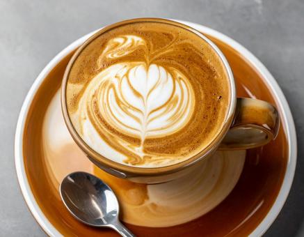 カフェオレのラテアートの写真
