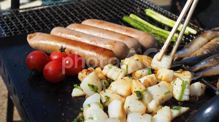 アウトドアの鉄板焼き アウトドア,bbq,鉄板焼きの写真素材