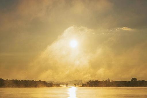 渡良瀬遊水池の日の出 朝日,太陽,キリの写真素材