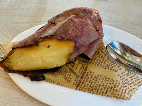 甘くてねっとり冷やし焼き芋 冷やし焼き芋,焼き芋,さつまいもの写真素材