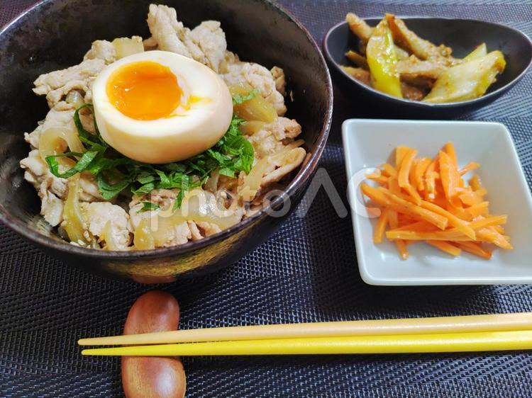 豚丼と副菜２品 豚丼,煮玉子,ご飯の写真素材
