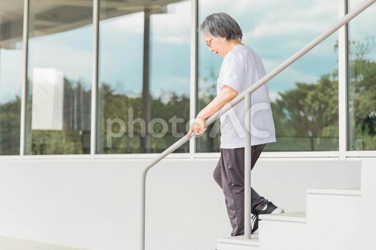リハビリで階段の昇り降りをする高齢者女性 高齢者,階段,リハビリの写真素材