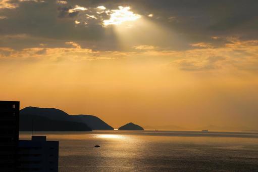 7月中旬の瀬戸内海の天使の梯子の風景 7月中旬の瀬戸内海の天使の梯子の風景 天使の梯子,光,太陽の写真素材