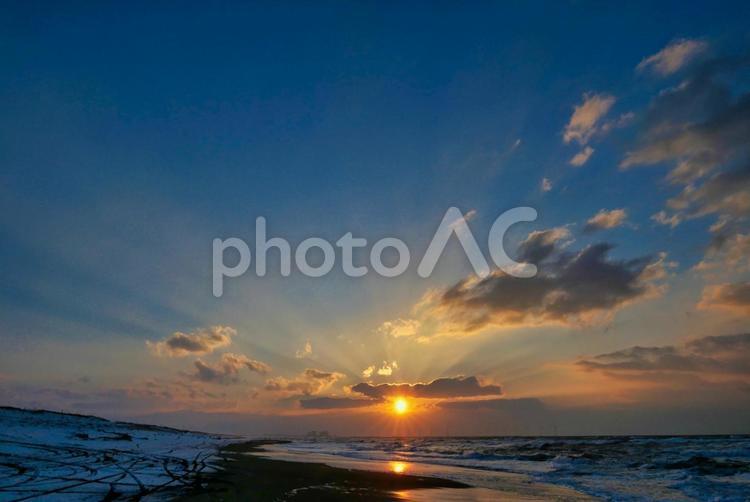 夕暮れの海 夕暮れの海,光芒,薄明光線の写真素材