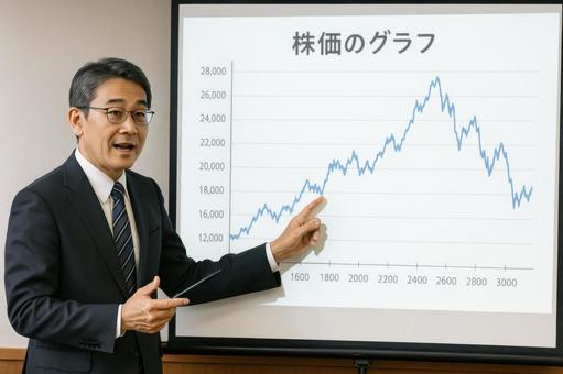 株価のグラフを説明する男性講師 株価のグラフを説明する男性講師の写真