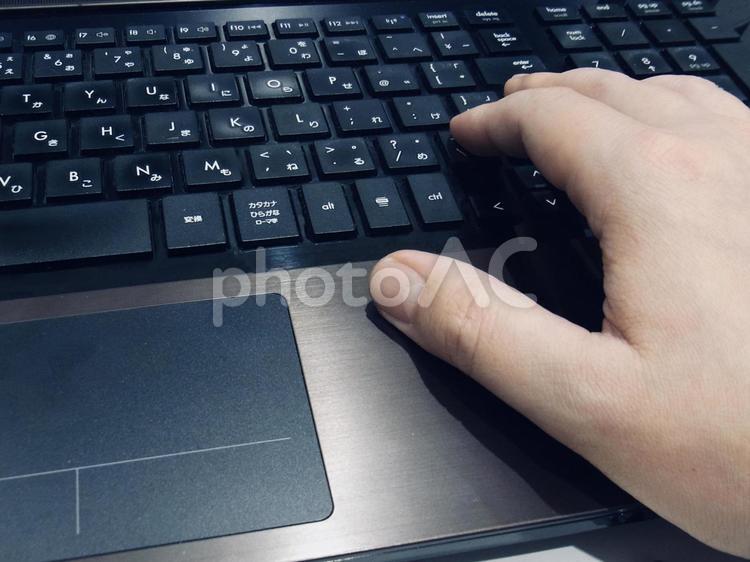 パソコン操作　PC　手　イメージ パソコン,pc,操作の写真素材