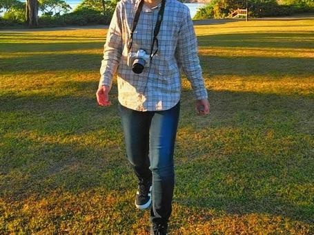 広場を歩く人 広場を歩く人の写真