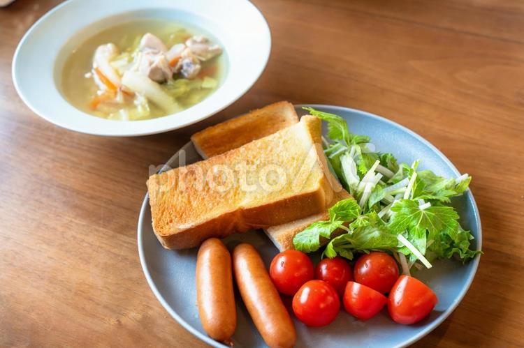 トーストと野菜スープのシンプルな洋風朝食 朝食,洋食,プレートの写真素材