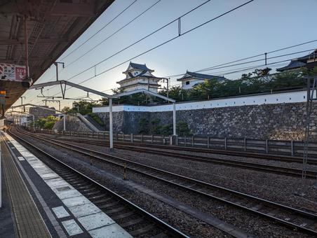 夕暮れの福山城と線路とホーム 夕暮れの福山城と線路とホーム 夕暮れ,福山城,線路の写真素材