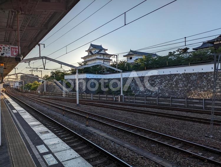夕暮れの福山城と線路とホーム 夕暮れ,福山城,線路の写真素材