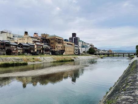 曇りの京都鴨川三条河原 京都市,鴨川,kyotoの写真素材