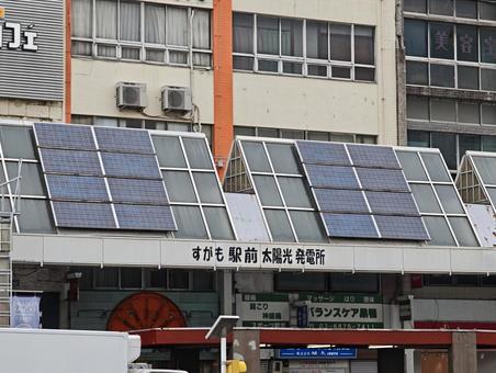 巣鴨駅前太陽光発電所と街並み 巣鴨駅前,太陽光発電所,ソーラーパネルの写真素材