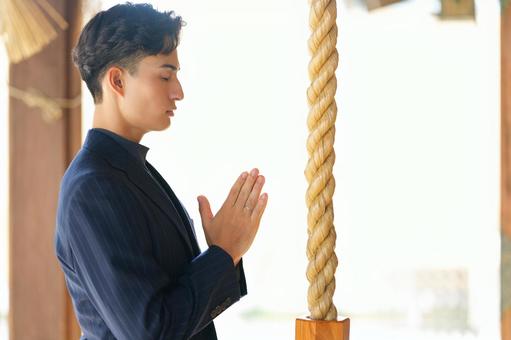 お参りをする男性の横顔 お参りをする男性の横顔 七五三,お参り,七五三参りの写真素材
