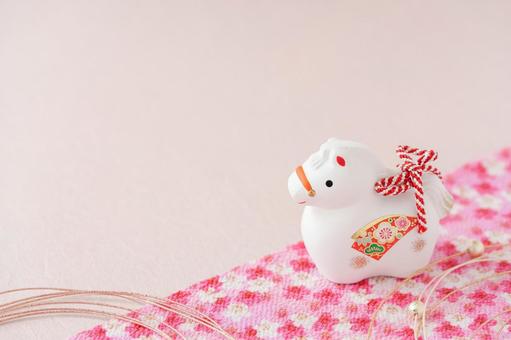 ピンクのちりめんに午の土鈴のお正月素材 ピンクのちりめんに午の土鈴のお正月素材 年賀状,午,土鈴の写真素材