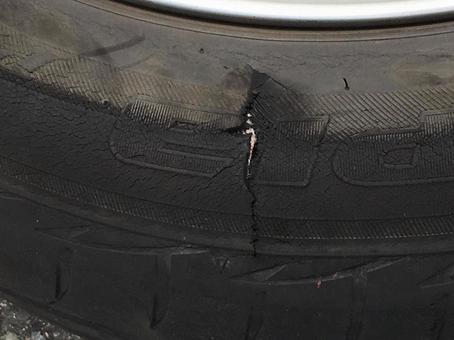 パンクしたタイヤ パンクしたタイヤ パンクしたタイヤ,パンク,車のタイヤの写真素材