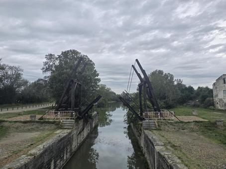アルルの跳ね橋 山,のどか,曇の写真素材