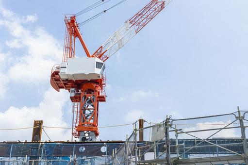 クライミングクレーンと建設中のビル クライミングクレーンと建設中のビル 建設現場,タワークレーン,クレーンの写真素材