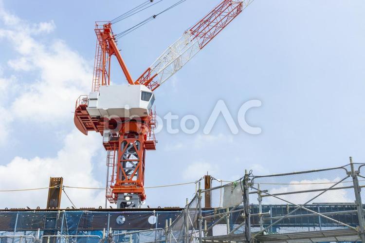 クライミングクレーンと建設中のビル 建設現場,タワークレーン,クレーンの写真素材