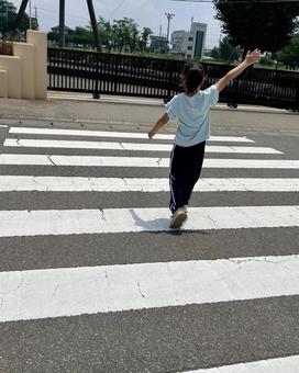 横断歩道を渡る小学生 横断歩道を渡る小学生 横断歩道,小学生,女の子の写真素材